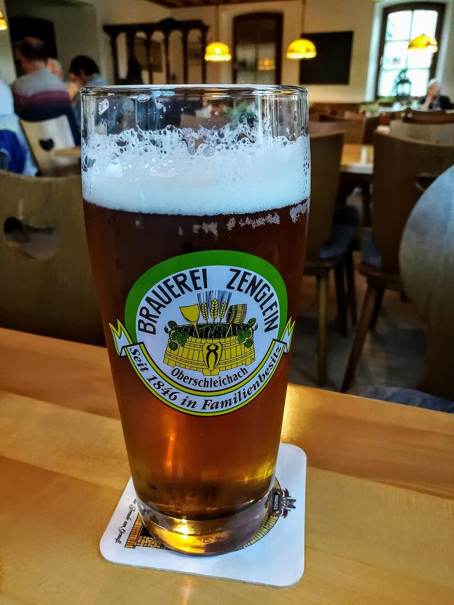 Frisch gezapftes Bier im Glas