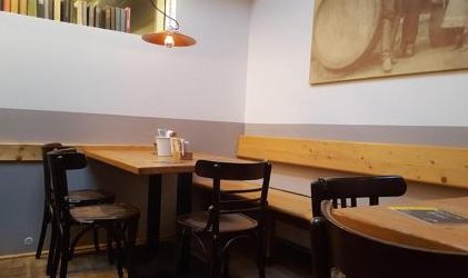 Gemütliche Sitzecke aus Holz