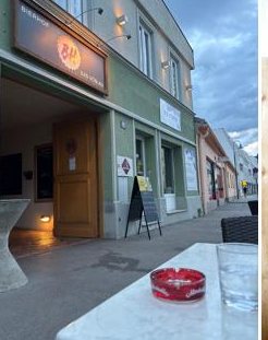 Außenansicht des Bierhof in der Abenddämmerung