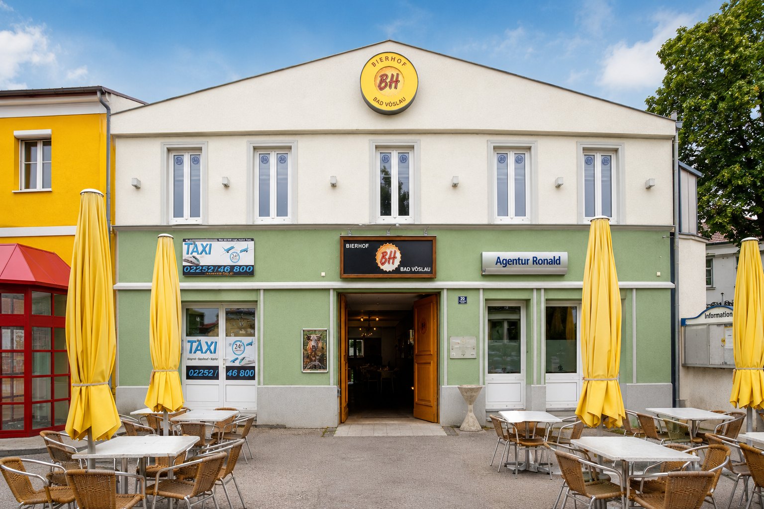 Außenansicht des Bierhof Bad Vöslau mit Gastgarten und BH-Schild