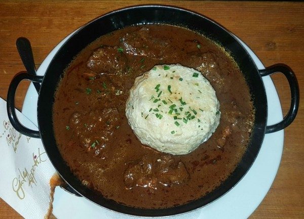 Rindsgulasch mit Semmelknödel im gusseisernen Pfännchen