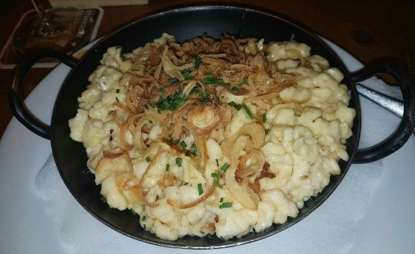 Hausgemachte Käsespätzle mit Röstzwiebeln