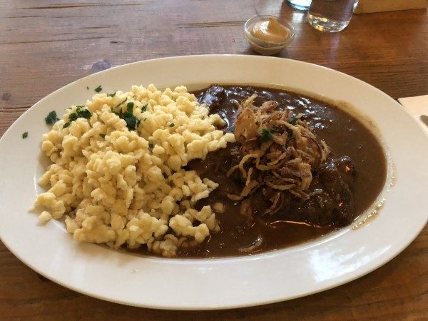 Gulasch mit Spätzle und Röstzwiebeln