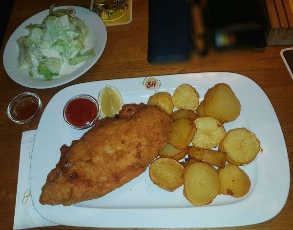 Wiener Schnitzel mit Bratkartoffeln und Salat